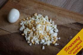 5) Отварные (вкрутую) куриные яйца очистим от скорлупы и мелко измельчим с помощью обычного ножа.