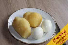 1) Отварим картофель и куриные яйца до готовности. Очистим картофель от шкурки, а яйца от скорлупы. Пусть все немного остынет.