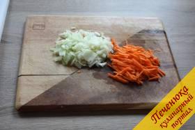 2) После чего очищаем с помощью овощечистки морковь и репчатый лук. Лук нарезаем как можно мельче, а морковь натираем на мелкой терке.
