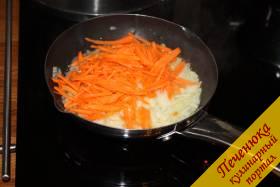 3) На сковороду с антипригарным покрытием наливаем небольшое количество растительного масла. Разогреваем его на сковороде и затем выкладываем для обжарки на нее морковь и репчатый лук. Помешиваем содержимое до прозрачности лука деревянной лопаткой. 
