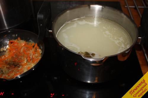 6) На огонь ставим воду, отправляем в нее картофель. Варим его около 15 минут до полуготовности. Тем временем добавим в воду и рис. Добавляем специи (лавровый лист, черный молотый перец, душистый перец) и соль. Через десять минут добавим и содержимое консервов. Выкладываем обжаренный репчатый лук и морковь в суп. 