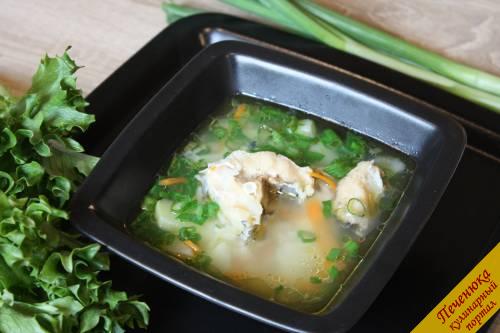 7) Суп варим до готовности. Проверяем ее по рису и картофелю.  Когда рыбный суп из трески будет готов, промоем зеленый лук и обсушим его. Нарезаем зеленый лук кольцами и в самом конце добавим в суп. Приятного вам аппетита!