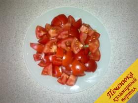 2) Помидоры нарезать кусочками среднего размера. Если их сильно измельчить, то в готовом блюде появится ненужный томатный сок. 