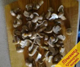 2) С грибов желательно полностью сцедить рассол. Они нарезаются пополам, самые маленькие можно класть целиком.