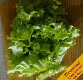 4) Листья салата нужно либо крупно нарезать, либо нарвать кусками. Благодаря его сочной зелени (а также помидорам) этот салат будет выглядеть аппетитно и празднично.