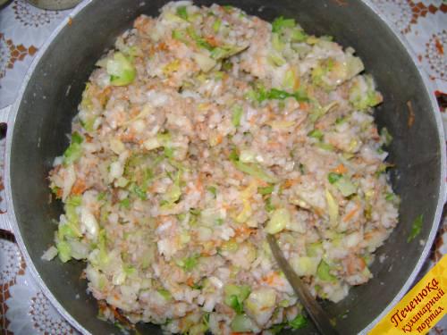7) Смешать вареный рис, лук, морковь, мясо посолить и поперчить на собственный вкус. Хорошо размешать все ингредиенты до получения однородной массы.  