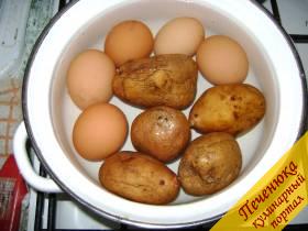 1) Сварить необходимое количество яиц и картофеля. Когда продукты будут готовы дождаться их охлаждения.