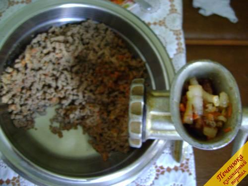 9) Пропустить через мясорубку печень, поджаренное сало, лук и морковь.