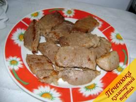 2) Обжарить мясо с обоих сторон до золотистого цвета и залить водой. Тушить на медленном огне 20-25 минут. Готовое мясо выложить на тарелку.