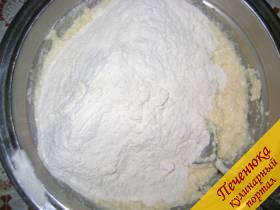 2) В полученную массу постепенно вмешивая добавить необходимое количество муки (тесто должно быть мягким и эластичным). 