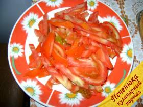 4) Порезать предварительно помытые помидоры соломкой.