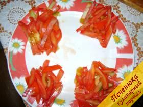 6) С готовых порезанных помидоров формируем четыре горки на блюде.