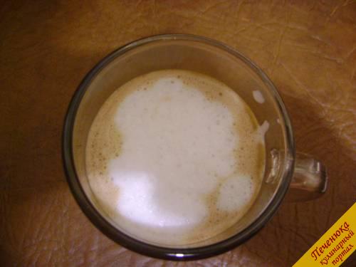 6) Если пенка готова, ее следует переложить в заранее приготовленный кофе с помощью столовой ложки.