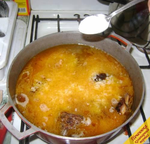 12) Посолить по вкусу все ингредиенты, которые находятся в кастрюле, закрыть крышкой и оставить, не мешая, до полуготовности риса.