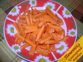 4) Морковь порезать соломкой.