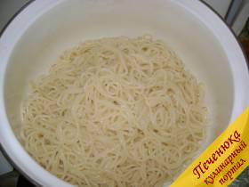 8) Промытые спагетти поместить в кастрюлю где они варились.