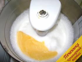 3) Добавить желтки, смешанное с мукой молоко и сок половины лимона.