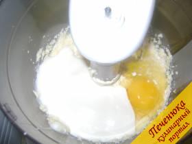 2) Добавить в полученную массу яйцо, сливки или сметану, сироп из персиков (можно абрикосов, ананасов) и соду (разрыхлитель). 