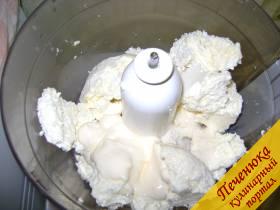 2) Поместить в посуду для взбивания творог, добавить сахар, сметану и молоко, по желанию можно добавить ванильный сахар. 