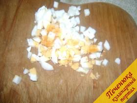 4) Яйца очистить от скорлупы. Порезать кубиками.