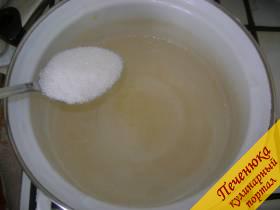 5) Затем добавить сахар, воду из проваренной кожуры апельсина,  довести до кипения, но не кипятить. Все хорошо перемешать, чтобы сахар растворился.