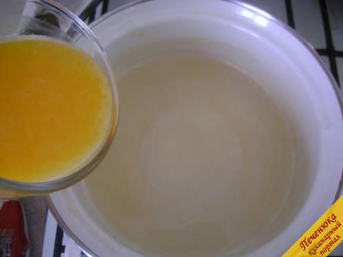 6) Газ выключить и добавить выжатый заранее апельсиновый сок. Все хорошо размешать, попробовать на вкус, если есть необходимость, то добавить сахара.