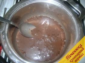 5) Для этого лучше всего взять готовую плитку шоколада и растопить ее в микроволновой печи. Но если вы не обнаружили шоколадку в холодильнике, то можно сделать самостоятельно. Смешать все нужные компоненты в кастрюле: сахар, какао-порошок и сметану.
