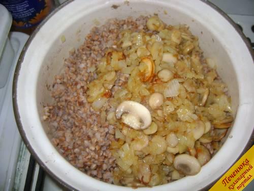 7) Когда гречка будет практически готова, а на дне останется немного воды, добавить в кастрюлю готовые грибы.