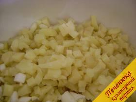 3) Картофель сварить до готовности в подсоленной воде, порезать кубиками.