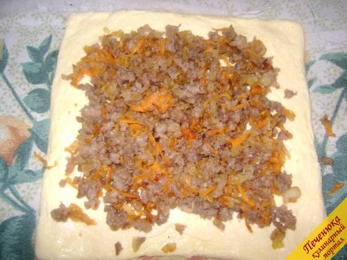 9) Выложить начинку из мясного фарша, лука и морковки на яичный омлет.