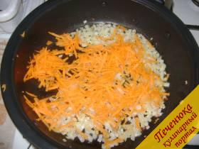 2) Когда лук немного поджарится необходимо добавить в сковородку заранее потертую морковь на крупной терке. Жарить на среднем огне.