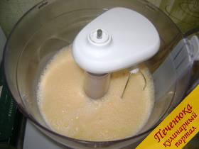 6) Взбить яйца в однородную массу, добавить молоко и щепотку соли.