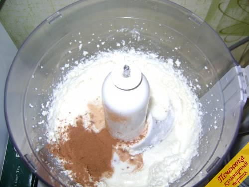 3) В полученную массу добавить молоко и какао-порошок. Если у вас имеется шоколад или шоколадная стружка, то можно использовать их.