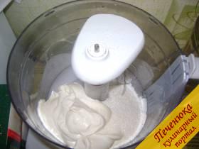 7) Тем временем, пока выпекается торт, нужно приготовить сметанный крем. Для этого поместить в посуду для взбивания необходимое количество сметаны и сахара.