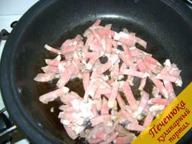 3) Мясо порезать таким же образом, что и морковь. Поместить на сковородку с заранее разогретым подсолнечным маслом.