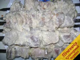 5) Готовое мясо для шашлыка надеть на шампура, перемежая кольцами лука.