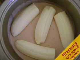 7) Когда масса с добавлением шоколада застынет - положить поверх нее дольки банана.