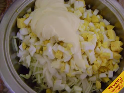 4) Яйца очистить и нарезать небольшими кубиками, добавить майонез. 