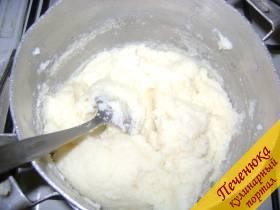 2) Молоко вскипятить, сахарный песок смешать с манной крупой и тонкой струей ввести в кипящее молоко. Варить 2-3 минуты на медленном огне, постоянно помешивая. Добавить сливочного масла и полпакетика ванильного сахара, выключить. Когда масса остынет, добавить в нее предварительно взбитое яйцо и хорошо перемешать.