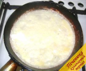 4) Сковородку лично мы смазываем салом или смальцем. Если хотите, можно использовать подсолнечное масло. На раскаленную сковородку вылить небольшое количество полученной массы, чтобы она покрыла дно сковородки. 