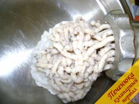 3) Проваренную фасоль и рис пропустить через мясорубку, можно использовать также кухонный комбайн. 
