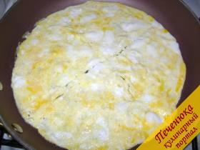 2) Взбить два яйца с помощью вилки или венчика, вылить все на сковородку с заранее разогретым подсолнечным маслом. Поджарить яичницу до готовности. Готовую яичницу также порезать соломкой.