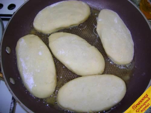 9) Сформированные картопляники отправить на сковородку с заранее разогретым подсолнечным маслом. 