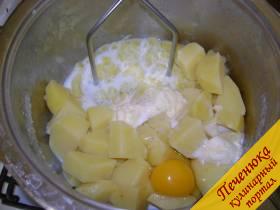 5) Отварить картофель. Когда картошка сварилась, слить воду, потолочь как на пюре, добавить масло, яйца и молоко. 