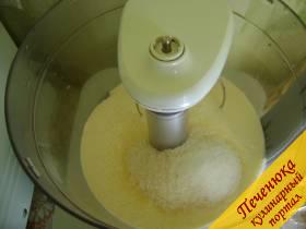 5) Тем временем, пока будет выпекаться медовик, необходимо приготовить крем. Для этого поместить в посуду для взбивания сметану, сахарный песок и ванильный сахар.  