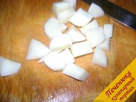7) Картофель режем такими же кубиками, как и кабачок. 