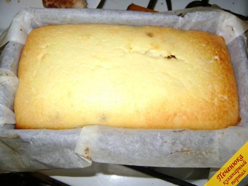 10) Вытащить готовый пирог, дать ему время полностью остыть. Перевернуть сырник и смазать его охлажденным шоколадом. Всем приятного аппетита!