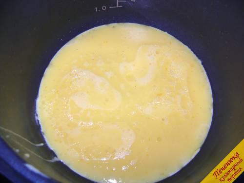 5) Влить в раскаленную чашу приготовленную яичную смесь. 