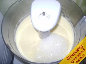 3) Добавить в тесто сметану, снова хорошо взбить, следом положить соду гашенную уксусом, перемешать до полной однородности. 