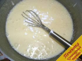 5) Следом положить в тесто необходимое количество соды и соли, перемешать. 